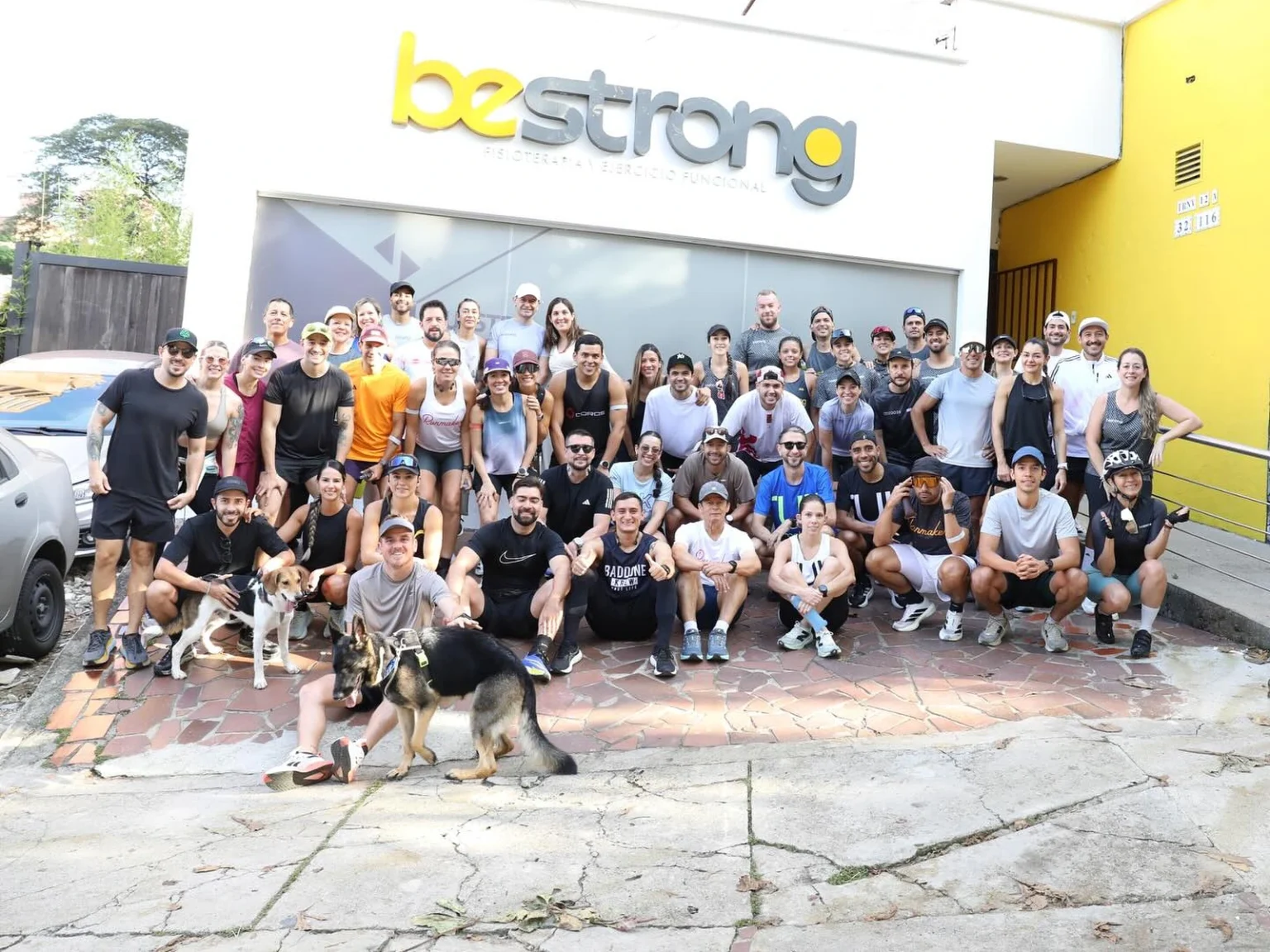El equipo y la comunidad BeStrong frente a la fachada de la sede en Castropol