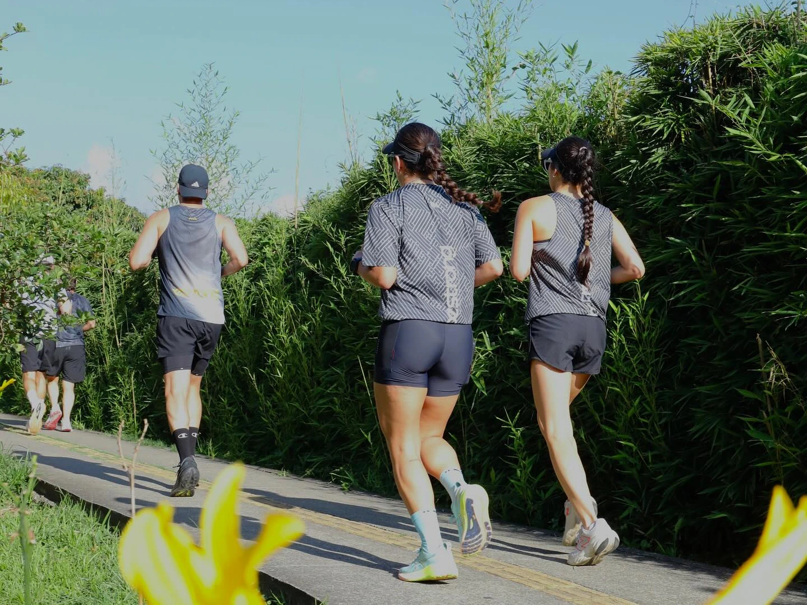 Pacientes de BeStrong corriendo juntos por un sendero